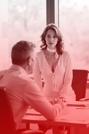 Frau Marbach sitzt unruhig